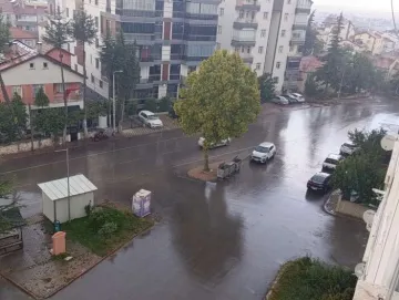 Konya’da Yağmura Yakalanan Avustralyalı Gezgine Esnaftan Sıcak Karşılama
