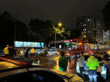 Konya Nalçacı Caddesi’nde Kaza! Otomobil Raylara Girdi, 1 Kişi Yaralandı