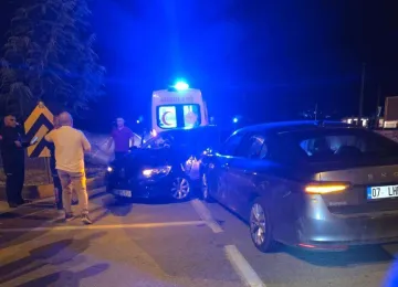 Konya yolunda iki otomobil çarpıştı: 3 yaralı