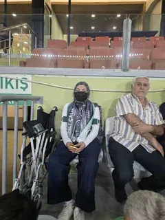 Konyaspor Heyeti, Taraftar Sude Ay’ı Evinde Ziyaret Etti