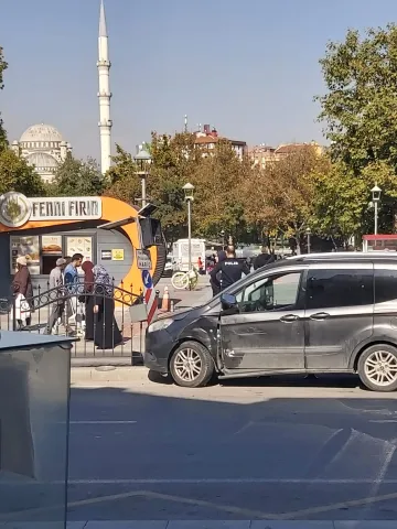 Kültürpark’taki otobüs durağı şeridinde kaza