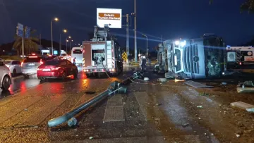 Manavgat'ta Kontrolden Çıkan Tır Dolmuş Durağına Devrildi