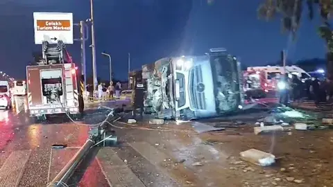 Manavgat’ta tır yol kenarında bekleyen kadınların üzerine devrildi: 2 ölü