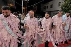 Mersin’de aşiret düğününde paralarla halay çektiler