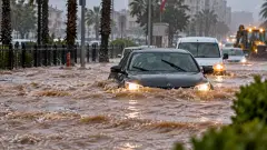 Mersin'de Sağanak Hayatı Felç Etti: Evleri Su Bastı, Araçlar Yolda Kaldı!