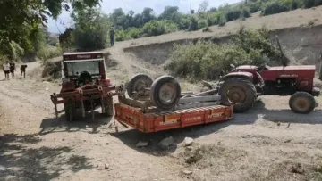 Nevşehir’de römorku devrilen traktörde 2’si çocuk 3 kişi yaralandı