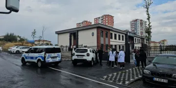 Okul Önünde Silahlı Şüpheli Paniği