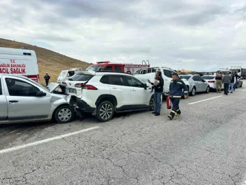 Palu Belediye Başkanı’nın konvoyunda zincirleme kaza: 4 yaralı