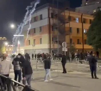 Priştine’de protestocularla polis arasında gerginlik