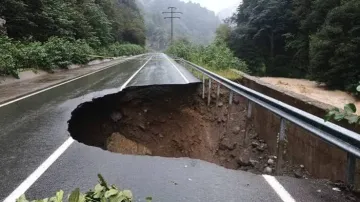 Rize’de Sel ve Heyelan Dehşeti: İyidere'de Çöken Yol Mahalleliyi Uykusuz Bıraktı
