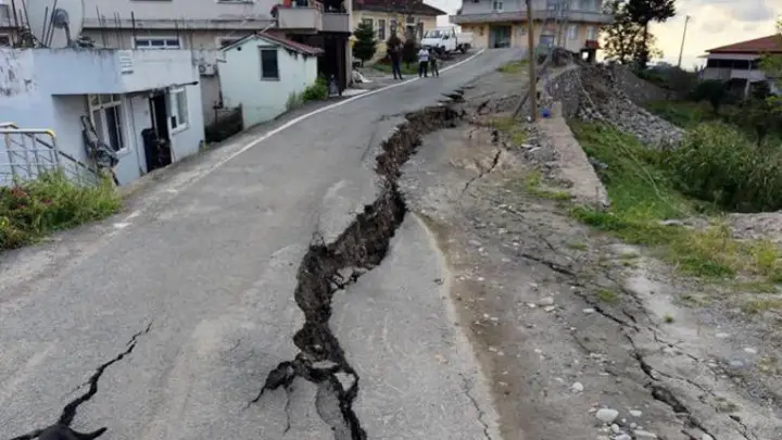 Rize İyidere’de Sel Sonrası Yol Çöktü: İstinat Duvarı Yıkılmadı