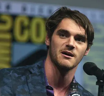 RJ Mitte Hayatını Kaybetti: Breaking Bad'in Walter White Jr.'ı 34 Yaşındaydı