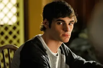 RJ Mitte'nin Yaşamı ve Kariyeri: Walter White Jr. Rolünden Engelli Hakları Mücadelesine