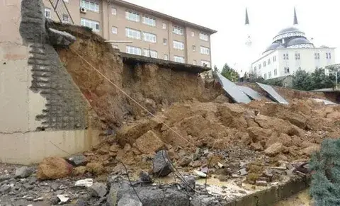 Sultangazi’de İlkokulun Duvarı Çöktü: Öğrenciler Dersteydi
