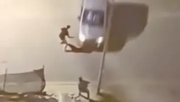 Tartıştığı kişiye otomobille çarpıp çukura uçtu
