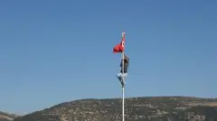 Türk Bayrağını Düzeltmek İçin Direğe Tırmandı