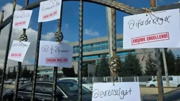 YENİ Parti erişim engelleme düzenlemesine karşı AYM önünde toplandı